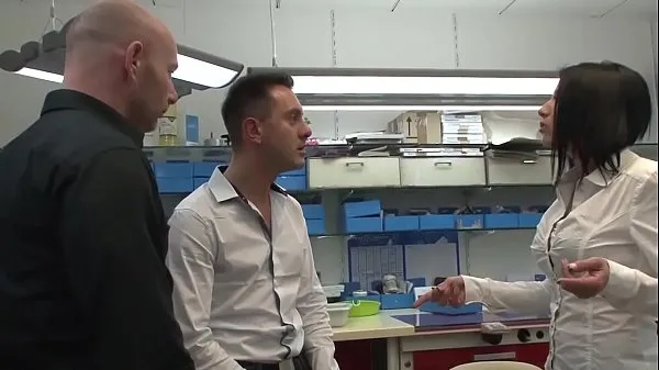 大The prosthetic head punishes his two employees by them to fuck him新视频