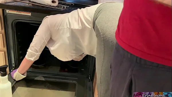 Stepmom is horny and stuck in the oven - Erin Electra Video baharu besar