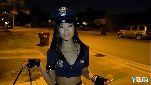 Veliki YNGR - Asian Teen Vina Sky Fucked On Halloween novi videoposnetki