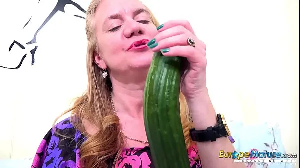 Grote EuropeMaturE One Mature Her Cucumber and Her Toy nieuwe video's