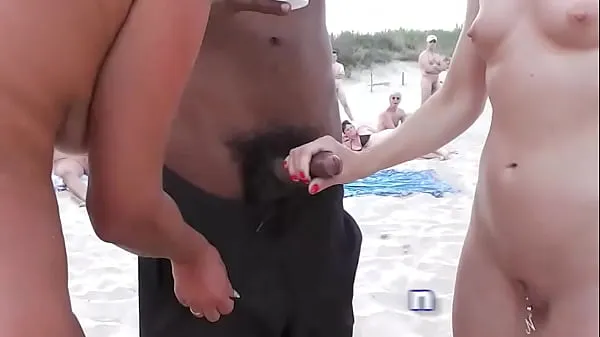 Grosses naomi et sa copine branles les voyeurs sur la plage public nouvelles vidéos