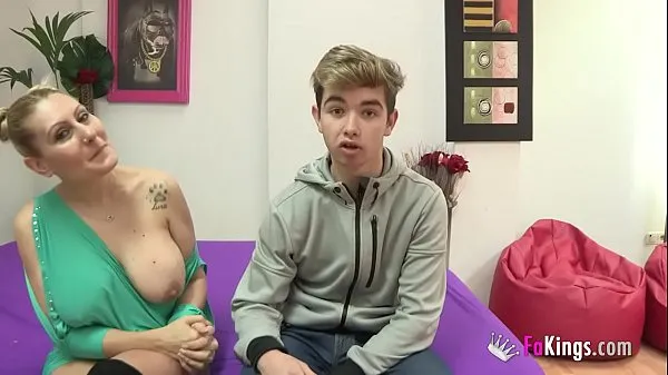 Grandes nuria e seus enormes boobies transam com uma novata de 18 anos que tem a idade do filho novos vídeos