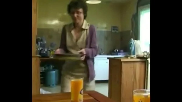 Veliki a housewife banged in the kitchen novi videoposnetki