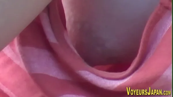 Grote Asian babes side boob pee on by voyeur nieuwe video's