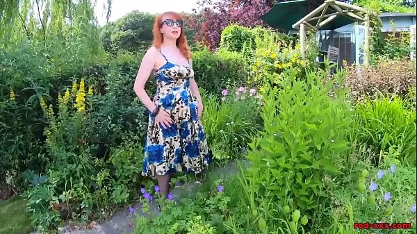 大Mature redhead lifts up her dress and fingers herself outdoors新视频