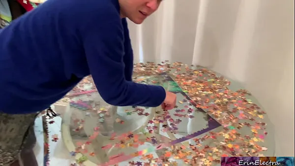 Grote Stepmom is focused on her puzzle but her tits are showing and her stepson fucks her nieuwe video's