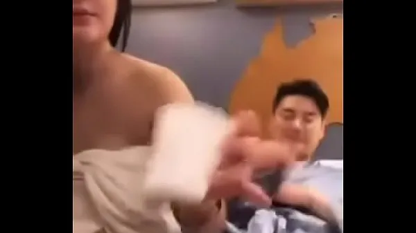 Grote Secret group live. Nong Aom. Big tits girl calls her husband to fuck the show nieuwe video's