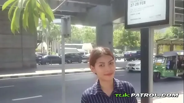 Grote Cute Asian teen gets persuaded in the street nieuwe video's