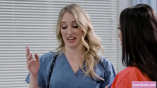 Grote Blonde doctor facesitted by her nurse nieuwe video's