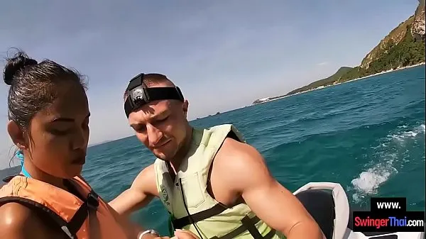 Veliki Public cock sucking Asian during a trip with a jetski novi videoposnetki