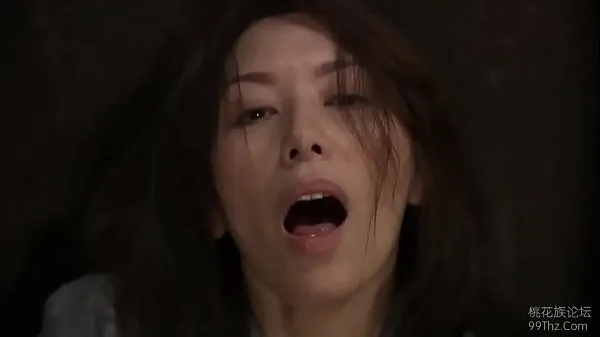 Grote Japanese wife masturbating when catching two strangers nieuwe video's