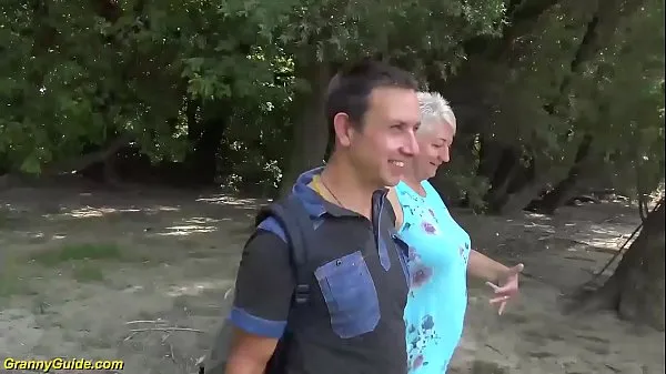 grandma rough banged on public beach Video baru yang besar