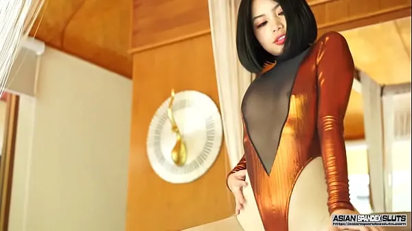 Große Japanisches Mädchen Niko im transparenten Gymnastikanzug und in den glänzenden Strumpfhosenneue Videos