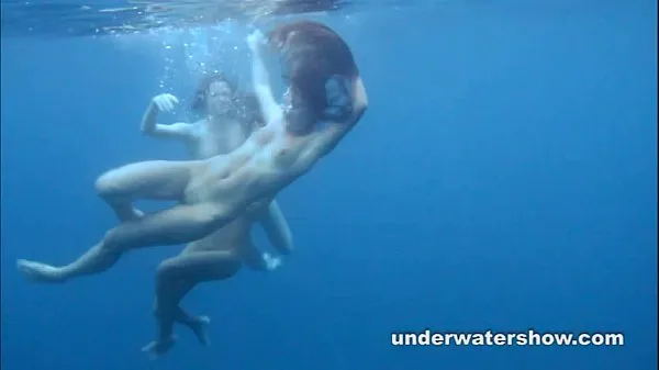 3 girls stripping in the sea Video baru yang besar
