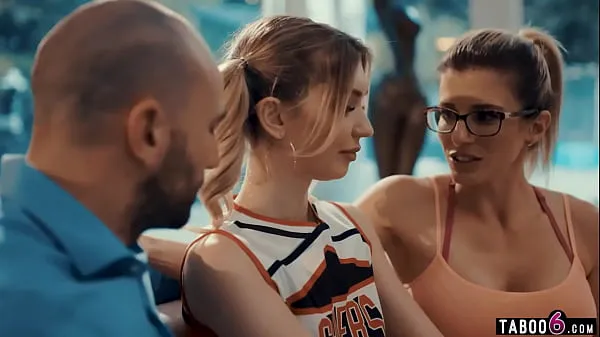 Grote Coach wife brings in tiny teen cheerleader for husband nieuwe video's
