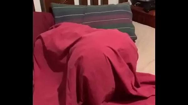 大きなDamo is stuck in tha bed sheets新しい動画