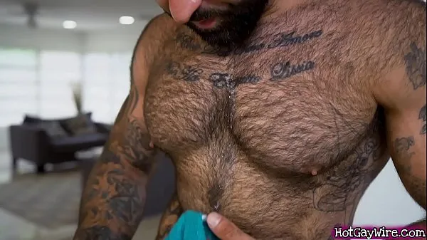 Grote Guy gets aroused by his hairy stepdad - gay porn nieuwe video's