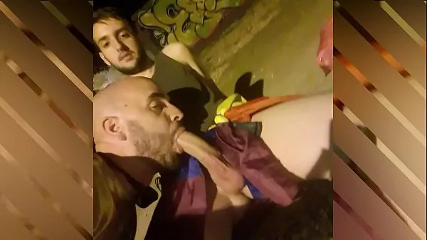 Stora Sucking my friend in public with people passing in front nya videor