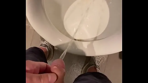 Grote Tiny useless foggot cock pee in toilet nieuwe video's
