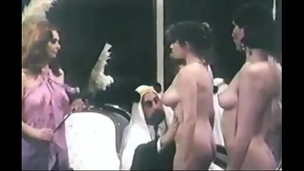 Grote arab sultan selecting harem slave nieuwe video's