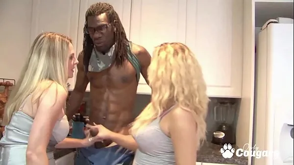 大Scarlett Wild and Britney Young Let A Black Man Cum All Over Them新视频