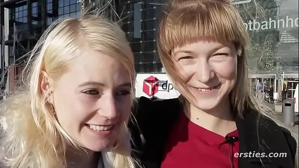 German Lesbians Getting It on in Public Train Video mới lớn