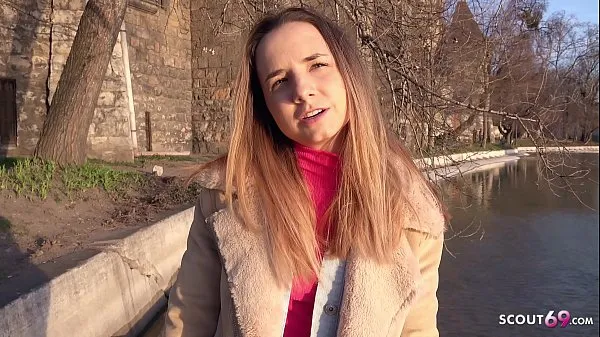 Veliki GERMAN SCOUT - TINY GIRL MONA IN JEANS SEDUCE TO FUCK AT REAL STREET CASTING novi videoposnetki
