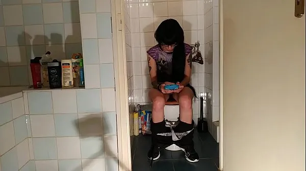 Store Sexy goth teen pee & s. while play with her phone pt2 HD nye videoer