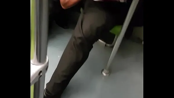 He sucks him on the subway until he comes and throws them Video baharu besar