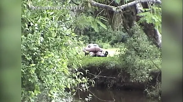 Grote Couple from the countryside is caught having sex in the bush nieuwe video's