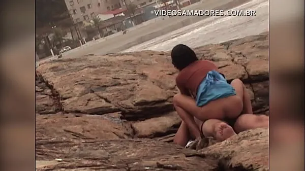 Busted video shows man fucking mulatto girl on urbanized beach of Brazil Video baru yang besar