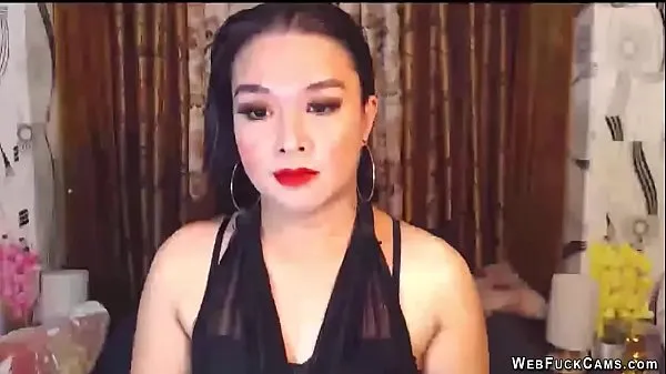 Sexy brunette Asian amateur babe in black outfit with full make up and big ear rings posing and chatting with her users in private webcam show Video baru yang besar