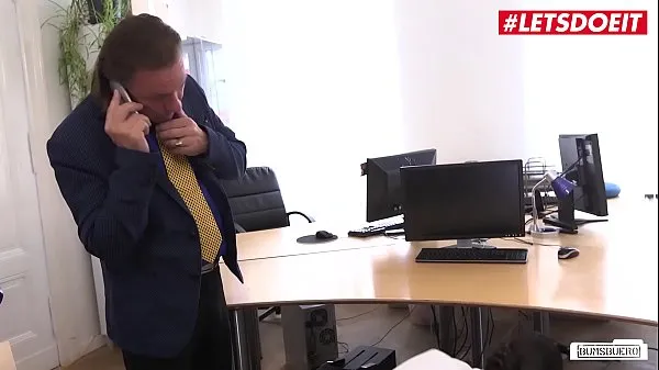 Veliki LETSDOEIT - Kiss - Sexy Teen Secretary Gets Her Wet And Horny Pussy Sutffed Hard Right At Work novi videoposnetki