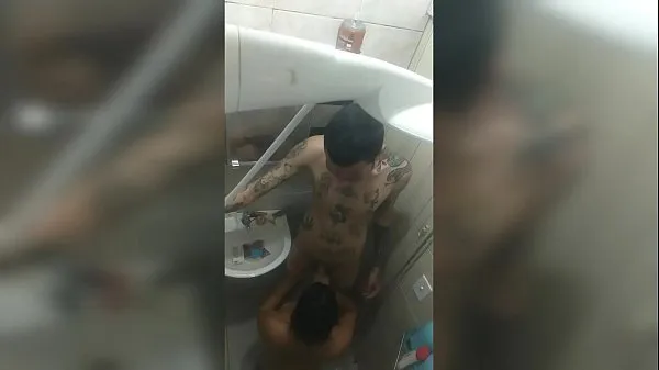 Store I filmed the new girl in the bath, with her mouth on the tattooed's cock... She Baez and Dluquinhaa nye videoer