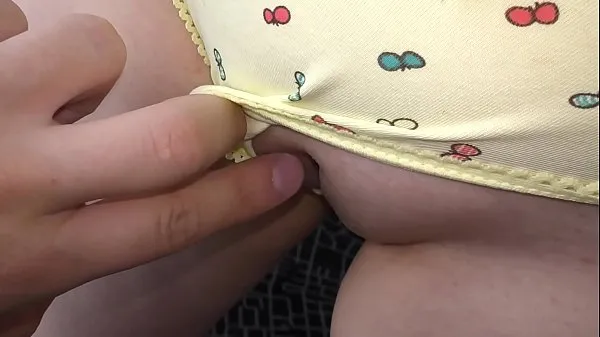 Store REALLY! my friend's Daughter ask me to look at the pussy . First time takes a dick in hand and mouth ( Part 1 nye videoer