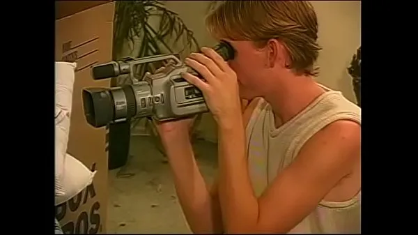 Grote Blonde dude asked his neighbour to help him to put up a wall shelf after moving to new flat but they found camera recorder and decided to shoot amoteur bisexual movie nieuwe video's