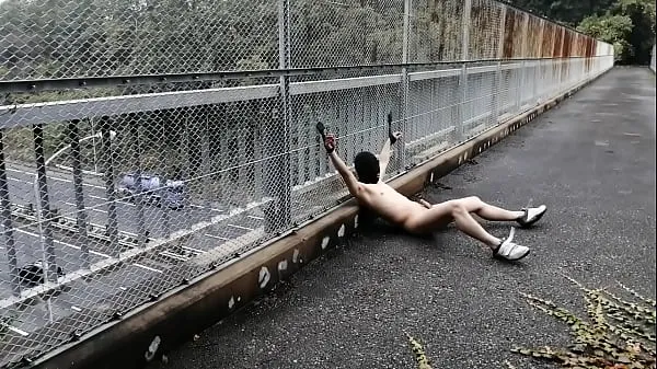 Veliki Takehito's exposure 02 Restrained naked at the pedestrian bridge in the daytime novi videoposnetki