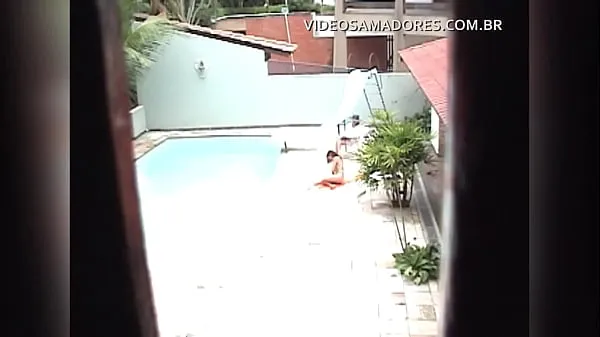 Veliki Young boy caught neighboring young girl sunbathing naked in the pool novi videoposnetki