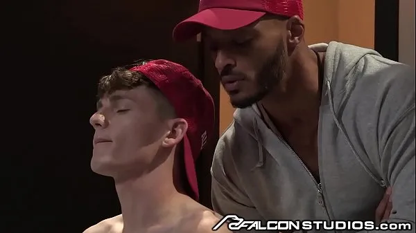 Velká Coach Fucks Perverted Towel Boy Twink In Locker Room - FalconStudios nová videa