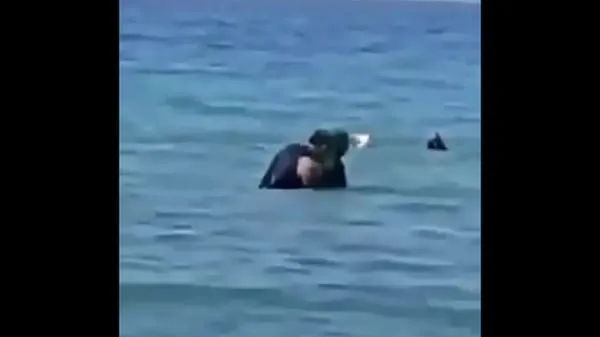 Veliki Syrians fuck his wife in the middle of the sea novi videoposnetki