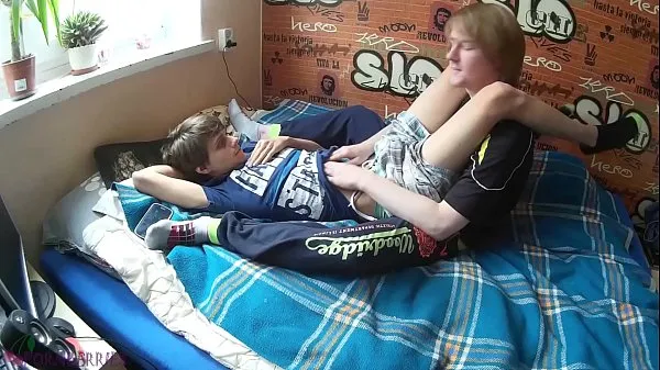 Isoja Two young friends doing gay acts that turned into a cumshot uutta videota