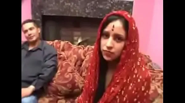大きなIndian Woman Takes on Two Indian Men新しい動画