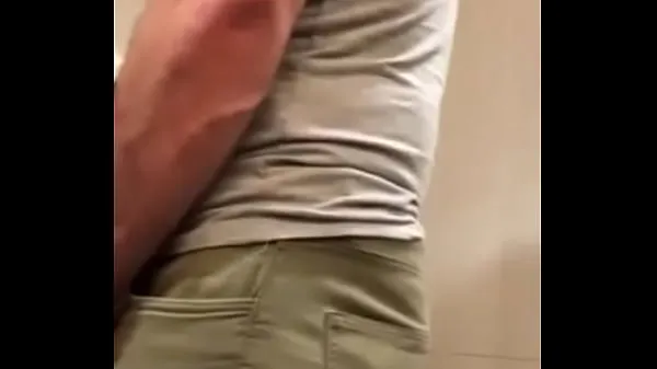 Sucking the friend in the bathroom at the subway station مقاطع فيديو جديدة كبيرة