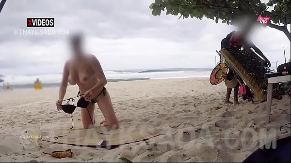 بڑے Hot Wife showing her breasts to the saleswoman on the beach نئے ویڈیوز