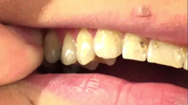 Mouth Vore Close Up Of Fifi Foxx Eating Gummy Bears Video baru yang besar