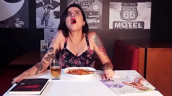 Veliki Girl is Sexually Stimulated While Eating At Restaurant novi videoposnetki