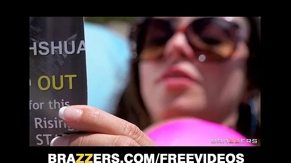 Bikini Latina Ariella Ferrera daydreams about fucking her poolboy Video baharu besar