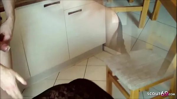 大きなGermanMUTTERはキッチンのSTEPSONでそれを行います-GermanMature新しい動画