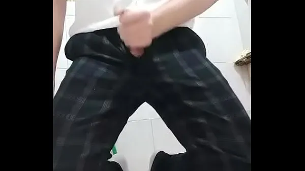 Store Chinese cool boy ejaculates kneeling in the bathroom 06 nye videoer