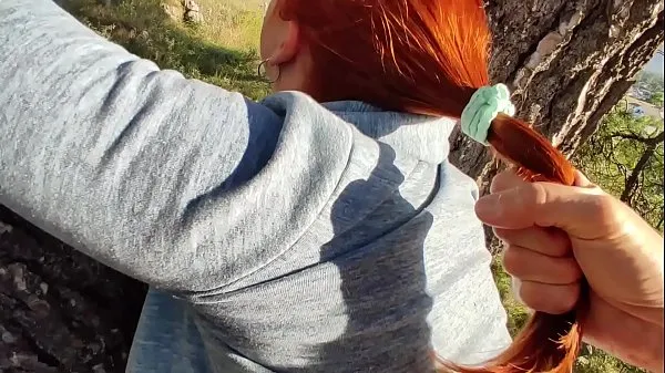 Veľké OUTDOOR SEX. Hard Fucking Redhead Horny Curvy in the Park nové videá